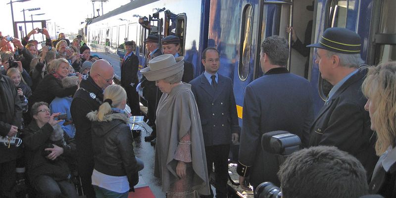 3d. Kampen 6 december 2012, Koningin Beatrix krijgt de speciale Eerste Dagpostzegels